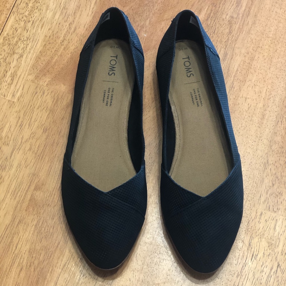 Women’s TOMS black flats